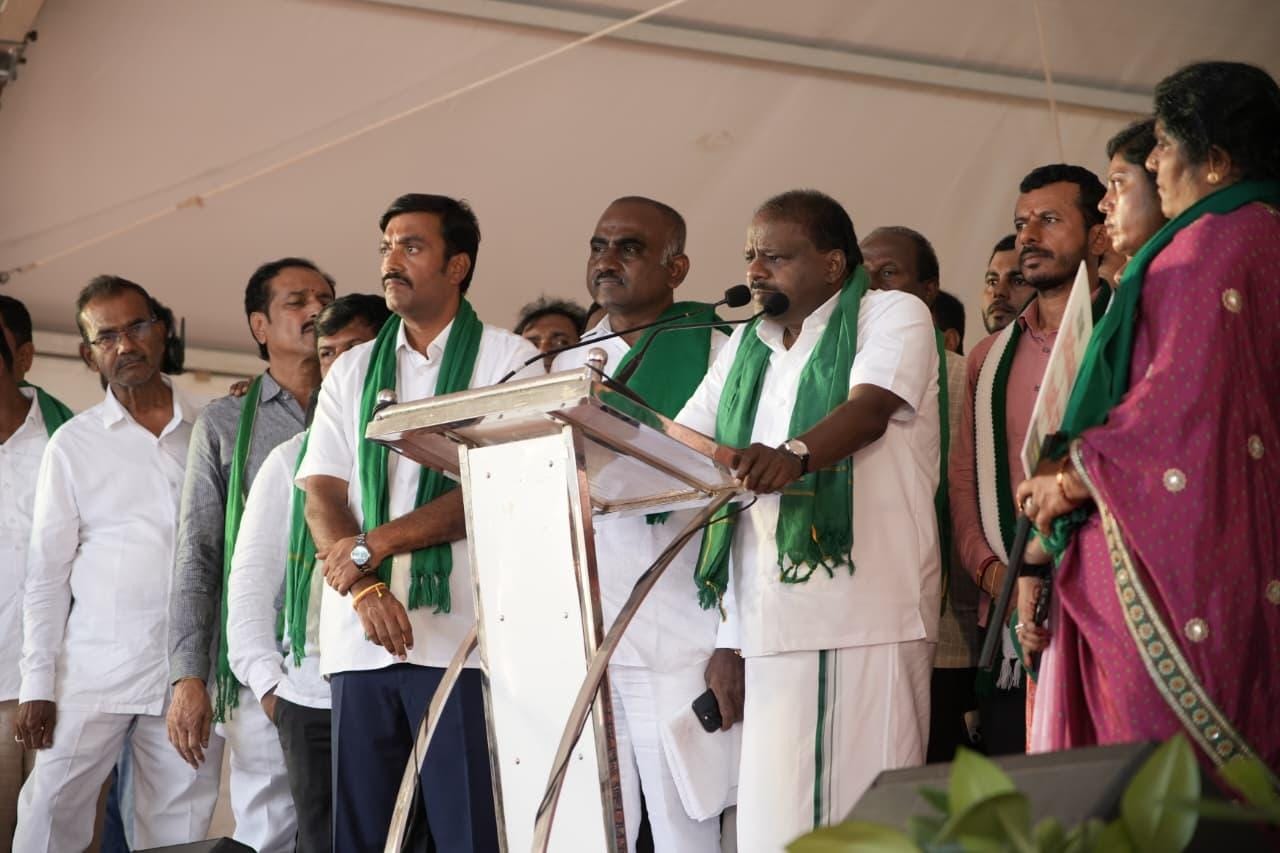 JD-S stages protest against Bidadi township, Kumaraswamy attacks Shivakumar (Photo: IANS)