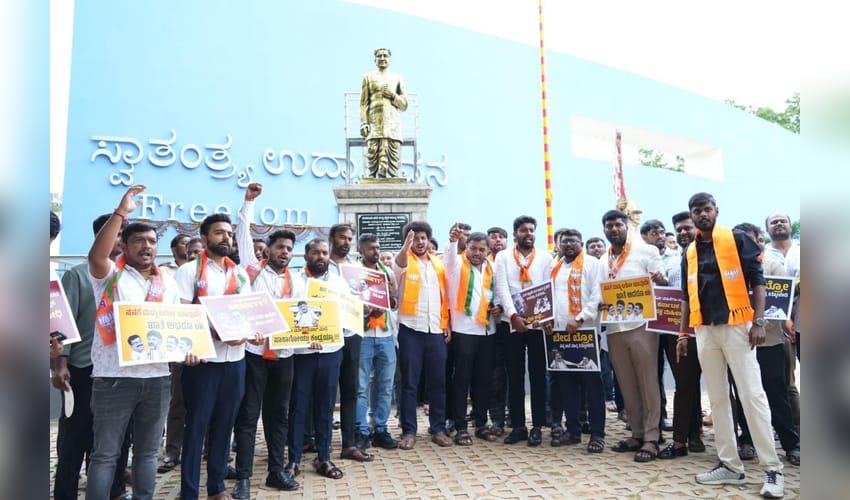 K'taka BJP Yuva Morcha protests, demands Nagendra’s resignation