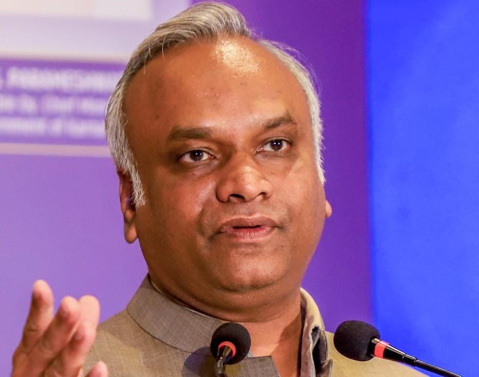 K'taka: OTT apps found on Prajwal’s phone; Kharge says he ordered jail raid (Photo: IANS)