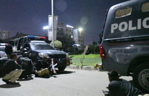 Karachi,Pakistan,Pakistani Police,terrorist,police building in Karachi,Pakistan police,Smoke,Police officers,