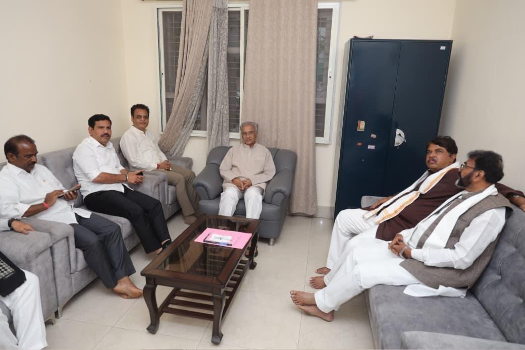 Karnataka BJP delegation meets former Council Chairman Horatti, alleges Congress used 'goondagiri' to force resignation