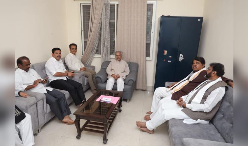 Karnataka BJP delegation meets former Council Chairman Horatti, alleges Congress used 'goondagiri' to force resignation
