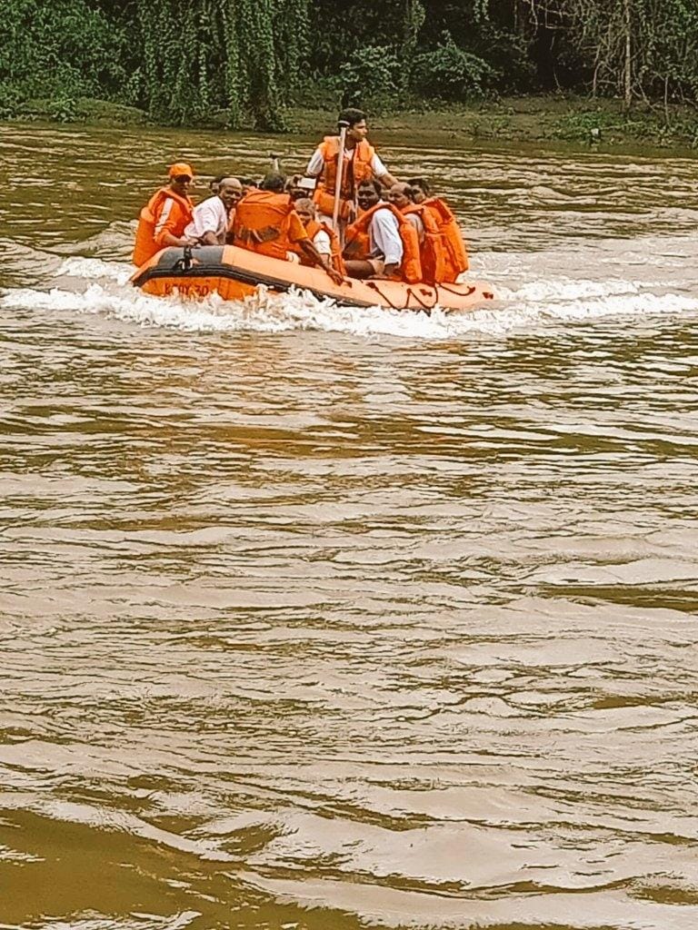Kerala, Kerala floods, Rains, Rescue operations underway in Kerala's flood affected Pathanamthitta,NDRF personnel carry out rescue operations,