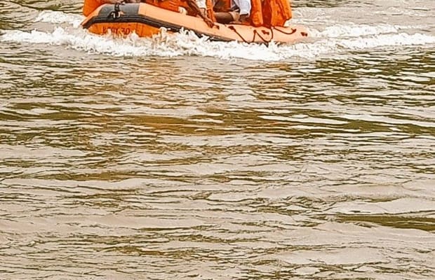 Kerala, Kerala floods, Rains, Rescue operations underway in Kerala's flood affected Pathanamthitta,NDRF personnel carry out rescue operations,