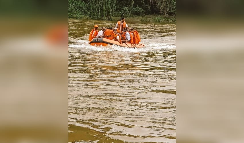 Kerala, Kerala floods, Rains, Rescue operations underway in Kerala's flood affected Pathanamthitta,NDRF personnel carry out rescue operations,