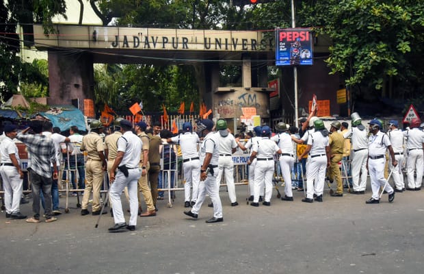 Kolkata: ABVP protest outside Jadavpur University