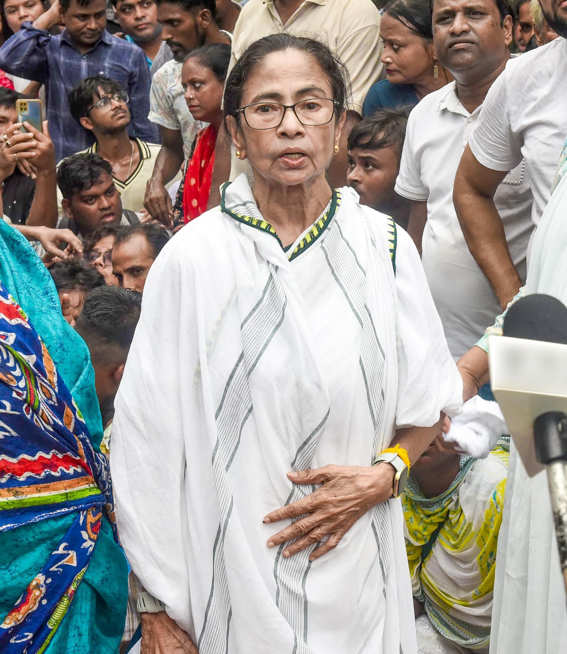 Kolkata: Mamata Banerjee Addresses Media
