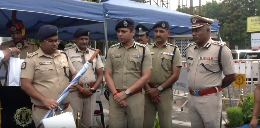 Kolkata Police bans use of earphones, headphones by personnel while on duty