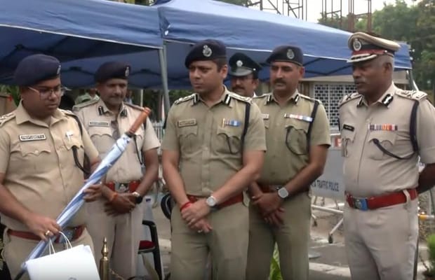Kolkata Police bans use of earphones, headphones by personnel while on duty