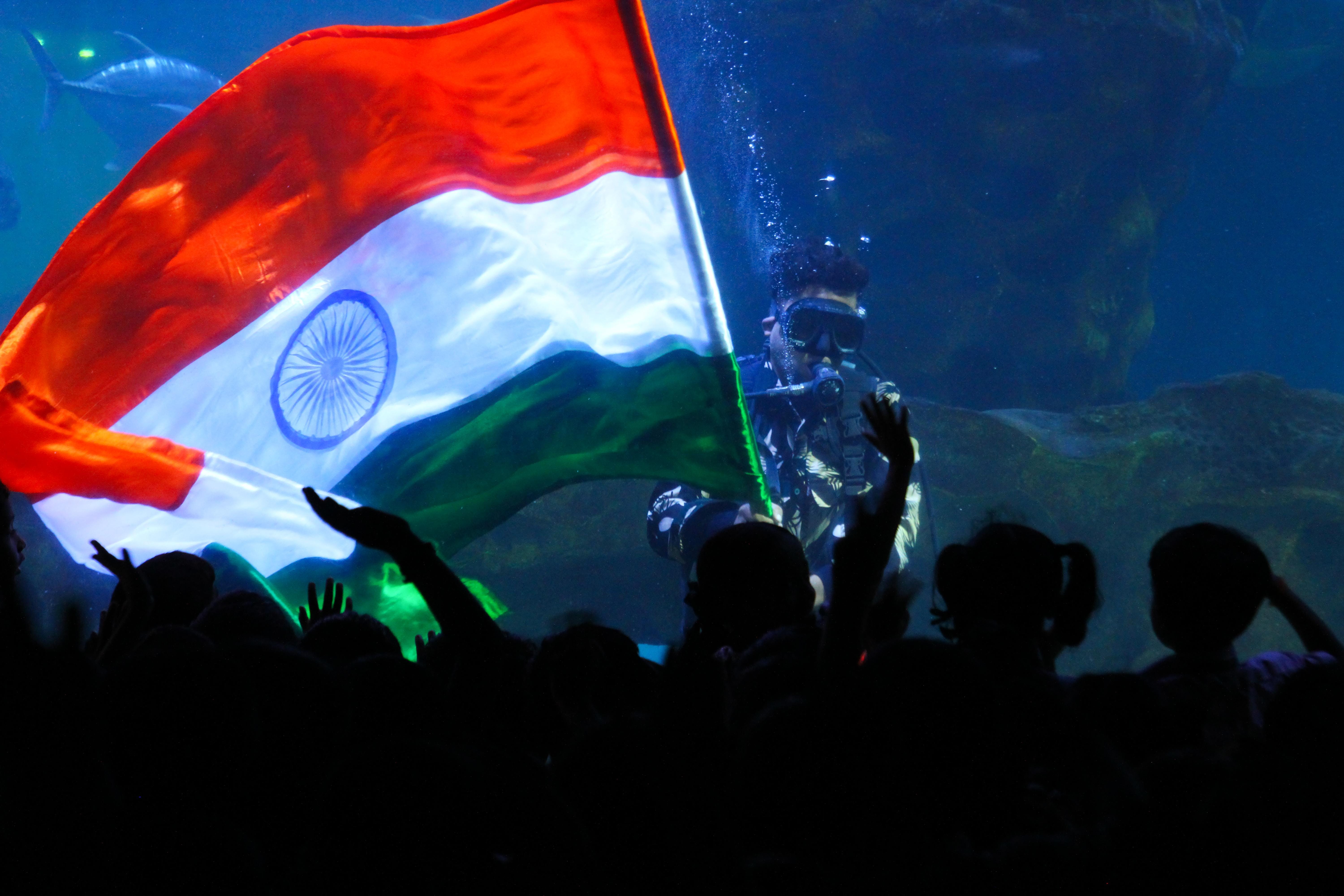 Kolkata port hoists one of the city’s tallest national flags (Photo: IANS)