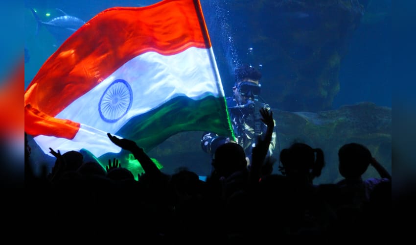 Kolkata port hoists one of the city’s tallest national flags (Photo: IANS)