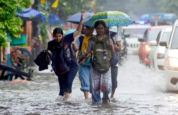 Kolkata: Waterlogging after heavy rain