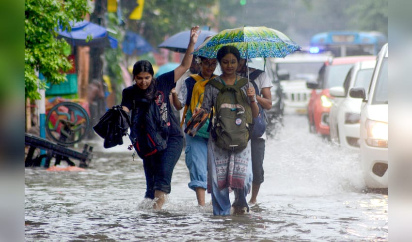 Kolkata: Waterlogging after heavy rain