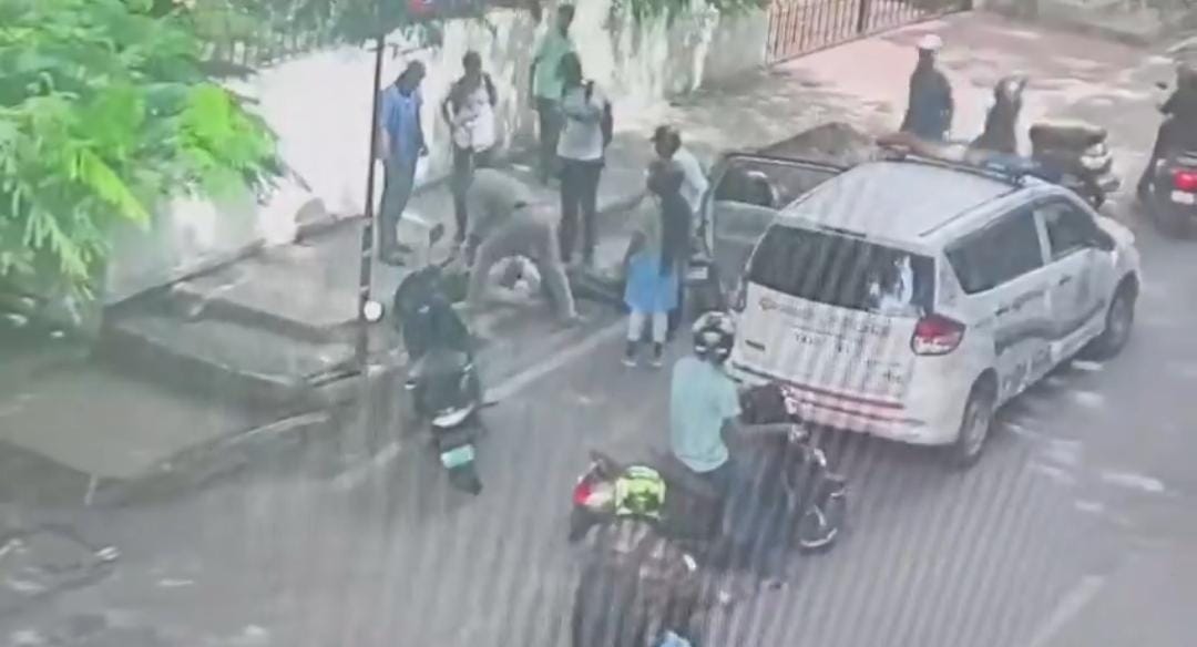 K’taka: Bengaluru cops save man with CPR after chest pain (Photo: IANS)