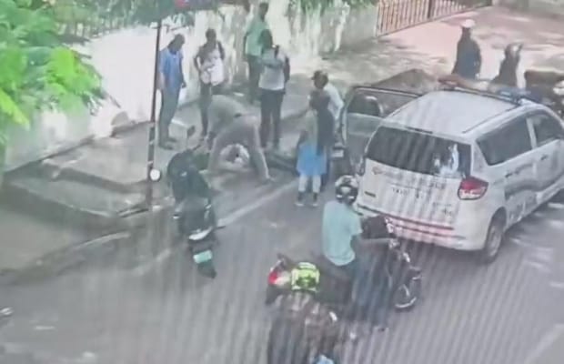 K’taka: Bengaluru cops save man with CPR after chest pain (Photo: IANS)