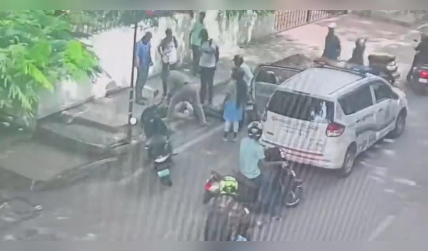 K’taka: Bengaluru cops save man with CPR after chest pain (Photo: IANS)