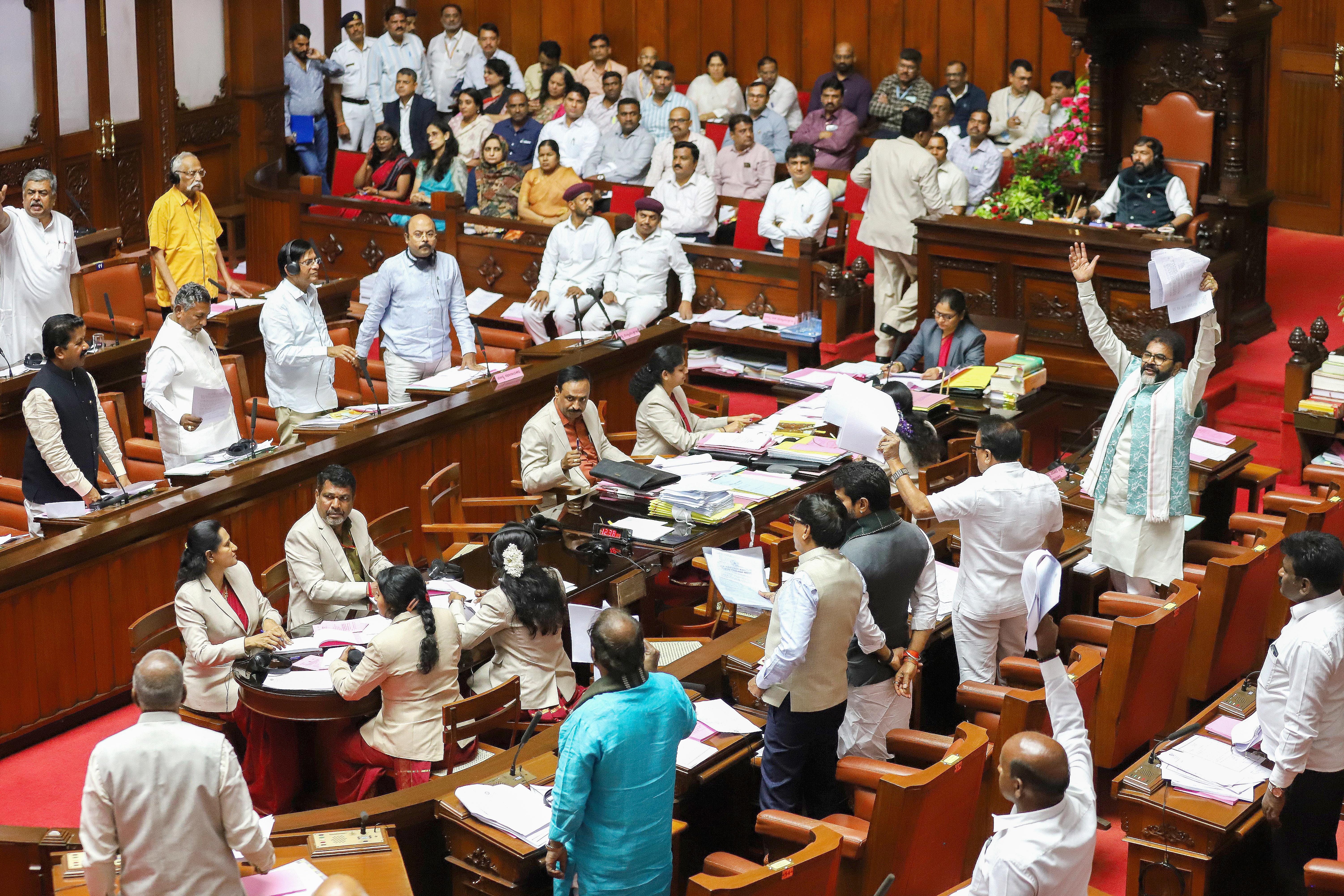 K’taka: BJP, JD-S disrupt Assembly over tribal welfare scam (Photo: IANS)