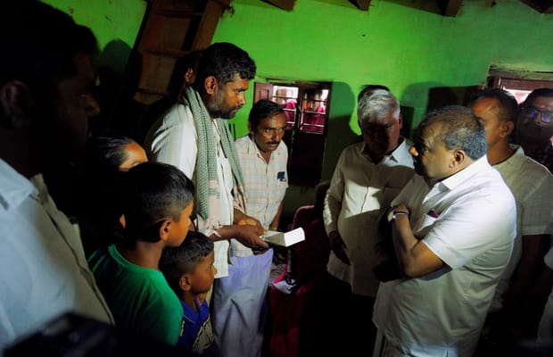 Kumaraswamy blames K’taka govt for farmer couple’s suicide in Mandya (Photo: IANS)