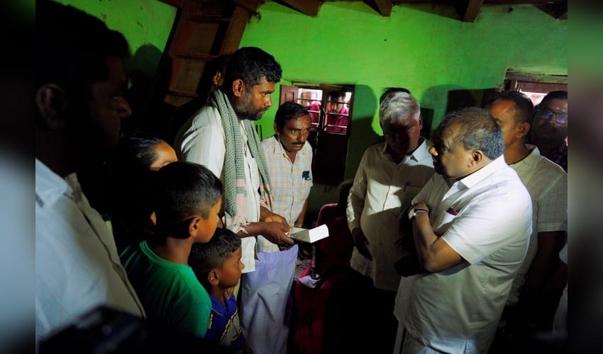 Kumaraswamy blames K’taka govt for farmer couple’s suicide in Mandya (Photo: IANS)