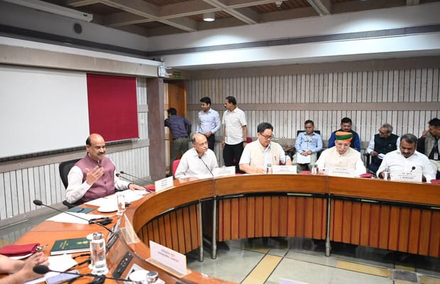 LS Speaker discusses key business issues on eve of Monsoon Session (Photo: IANS)