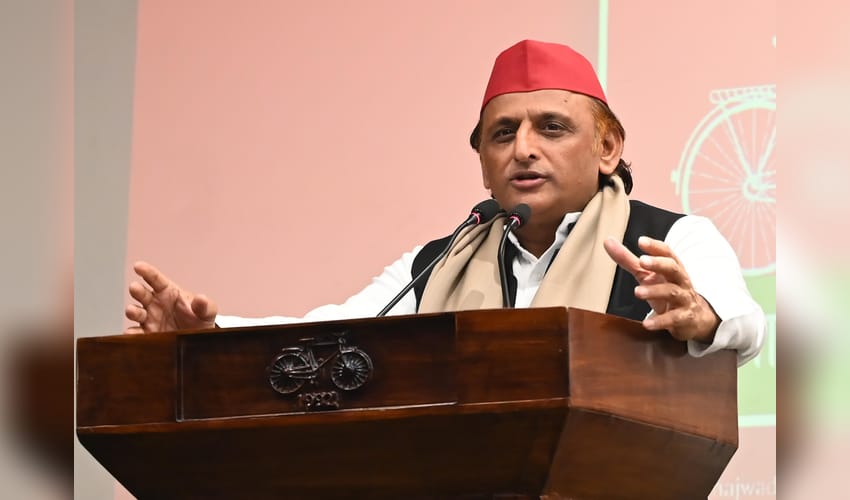 Lucknow: Akhilesh Yadav addresses press conference