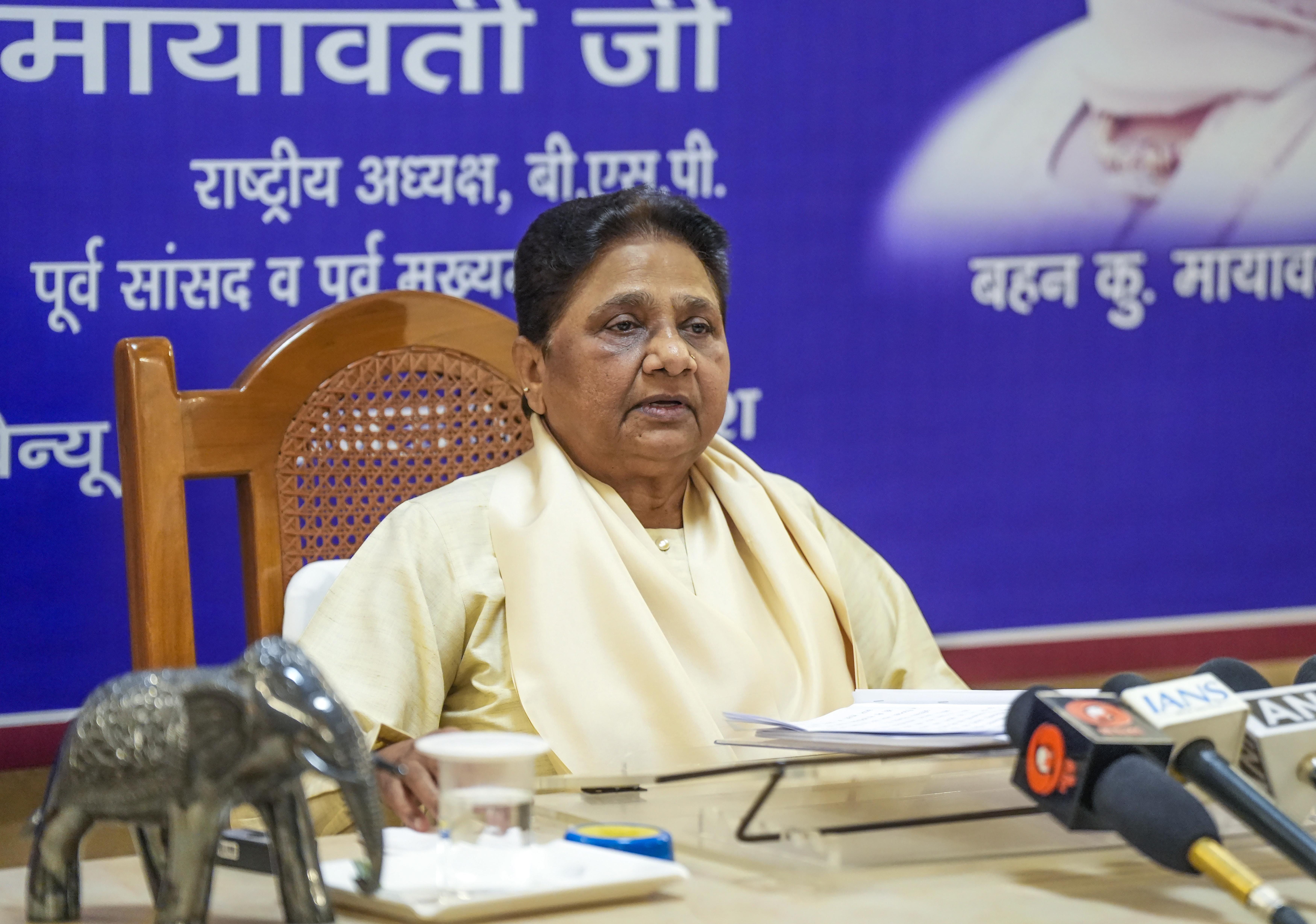 Lucknow: Mayawati Addresses Press Conference
