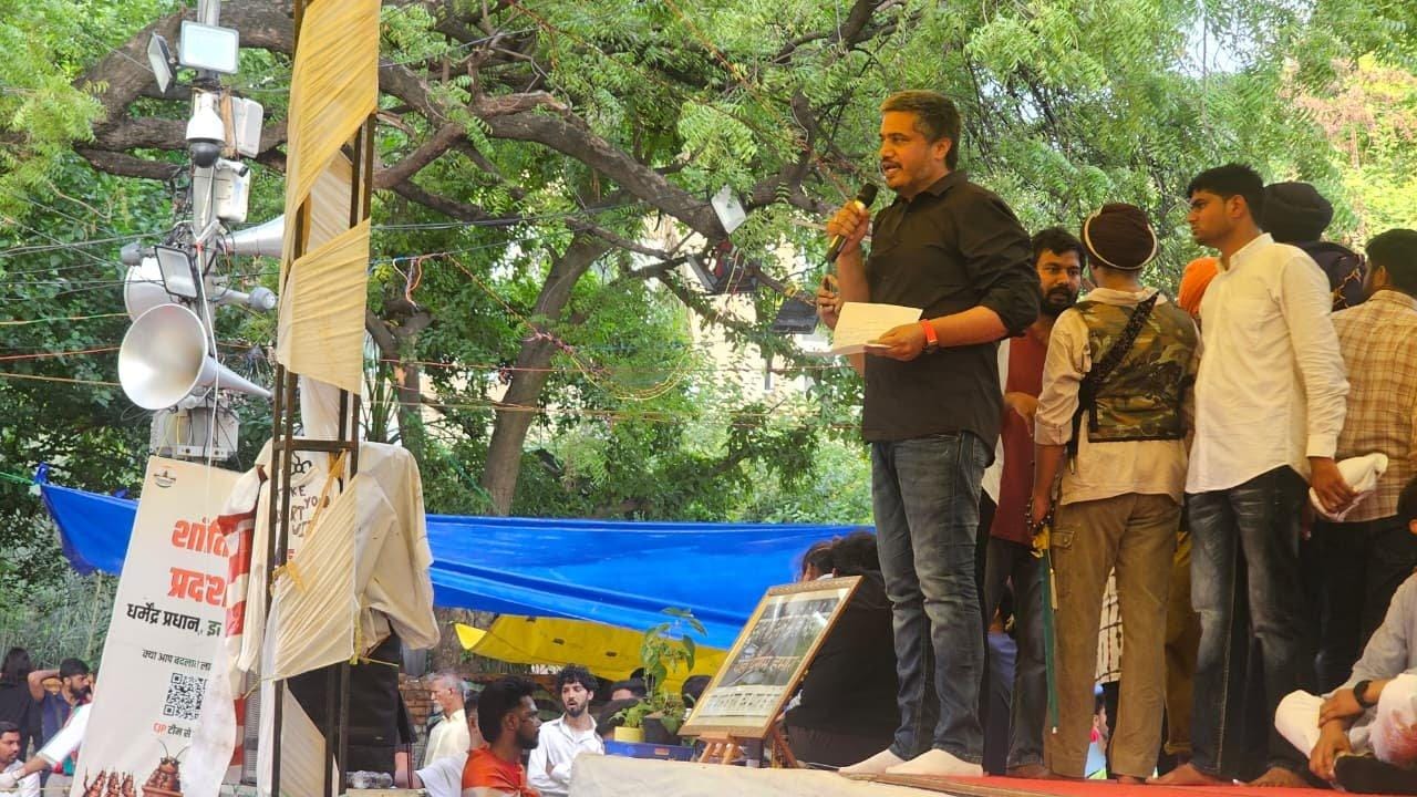 Maha: Rohit Pawar visits student protest site in Delhi (Photo: @RRPSpeaks/X)