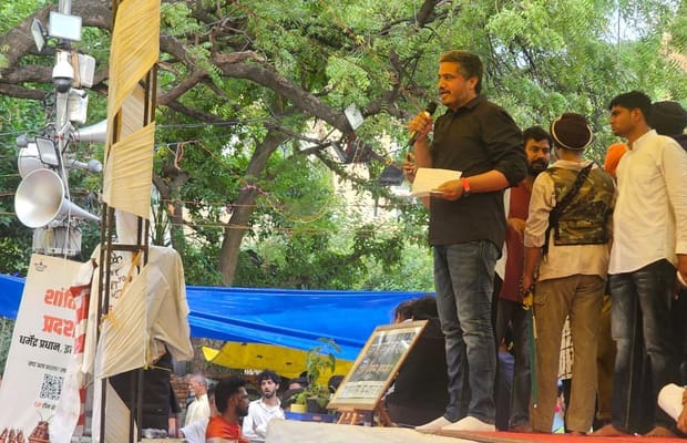 Maha: Rohit Pawar visits student protest site in Delhi (Photo: @RRPSpeaks/X)