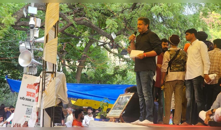 Maha: Rohit Pawar visits student protest site in Delhi (Photo: @RRPSpeaks/X)