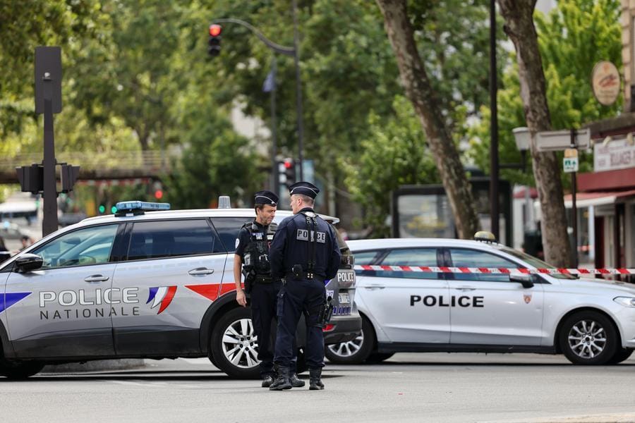 Man stabs three women in Paris, says 'Allah commanded me'