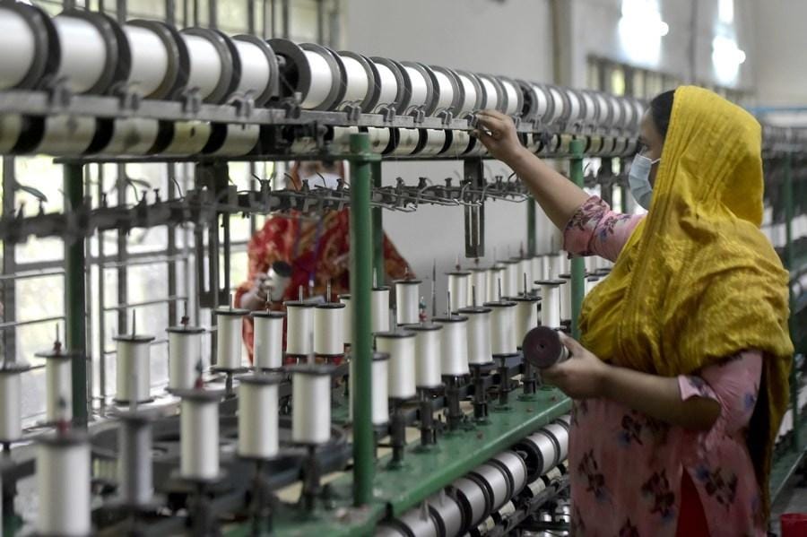 Manikganj,Bangladesh,Rajshahi silk,Workers,silk fabric,factory,silkworms,mulberry,Workers carry,