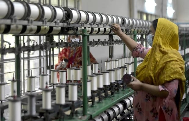 Manikganj,Bangladesh,Rajshahi silk,Workers,silk fabric,factory,silkworms,mulberry,Workers carry,