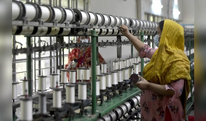 Manikganj,Bangladesh,Rajshahi silk,Workers,silk fabric,factory,silkworms,mulberry,Workers carry,