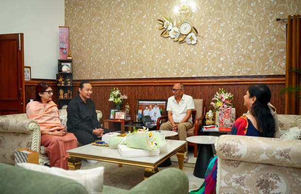 Manipur CM bids farewell to outgoing Chief Secy Puneet Kumar Goel