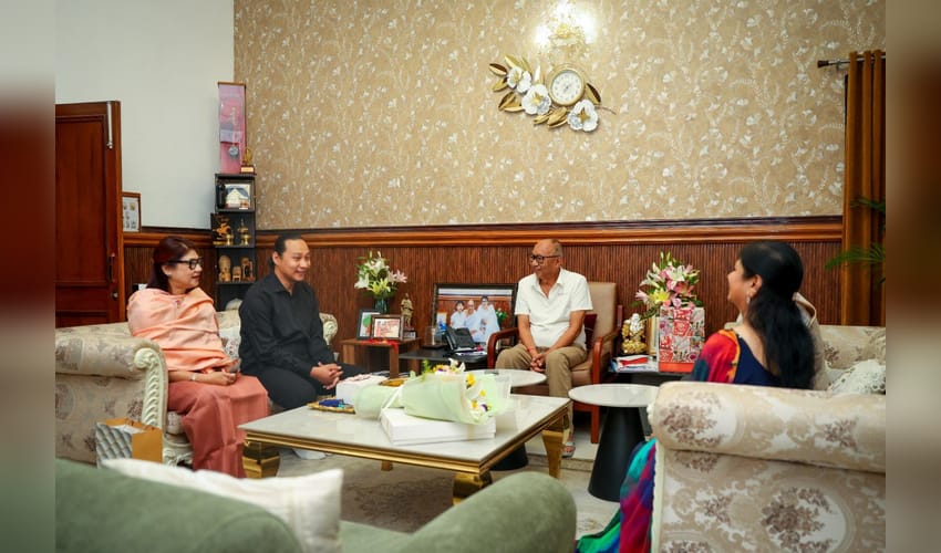 Manipur CM bids farewell to outgoing Chief Secy Puneet Kumar Goel