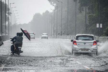 Met Dept predicts heavy rain, thunderstorms in south Bengal districts for next 24 hours
