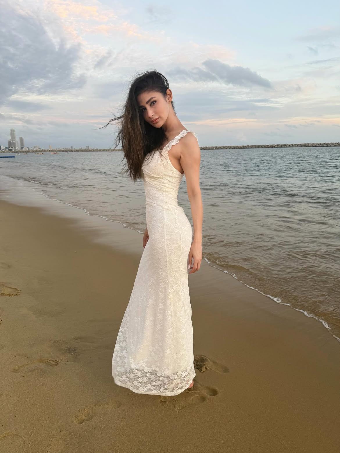 Mouni Roy gets furious at paparazzi, repeatedly asks them to stop filming her