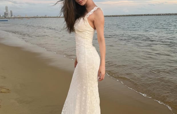 Mouni Roy gets furious at paparazzi, repeatedly asks them to stop filming her