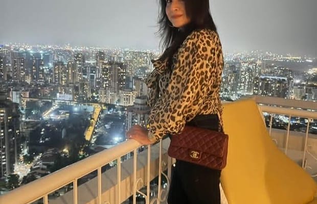 Mouni Roy turns photographer for Maheep Kapoor, captures her skyline moments