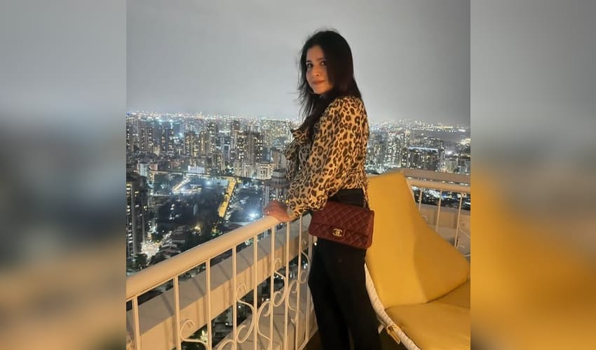 Mouni Roy turns photographer for Maheep Kapoor, captures her skyline moments