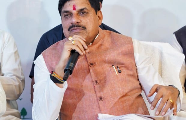 MP CM reviews healthcare services in Barwani during Jan Vishwas Abhiyan