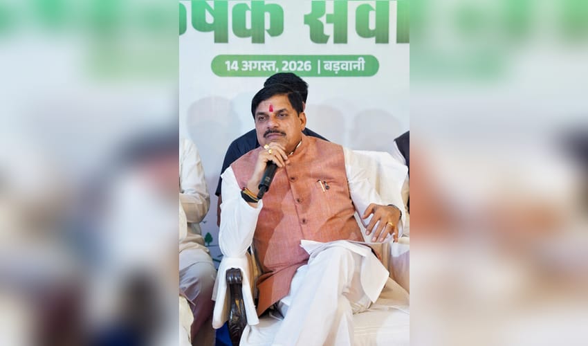 MP CM reviews healthcare services in Barwani during Jan Vishwas Abhiyan