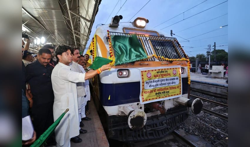 MP: Scindia ensures Bina-Ruthiyai MEMU departs after Indore-Kota Express (Photo: IANS)