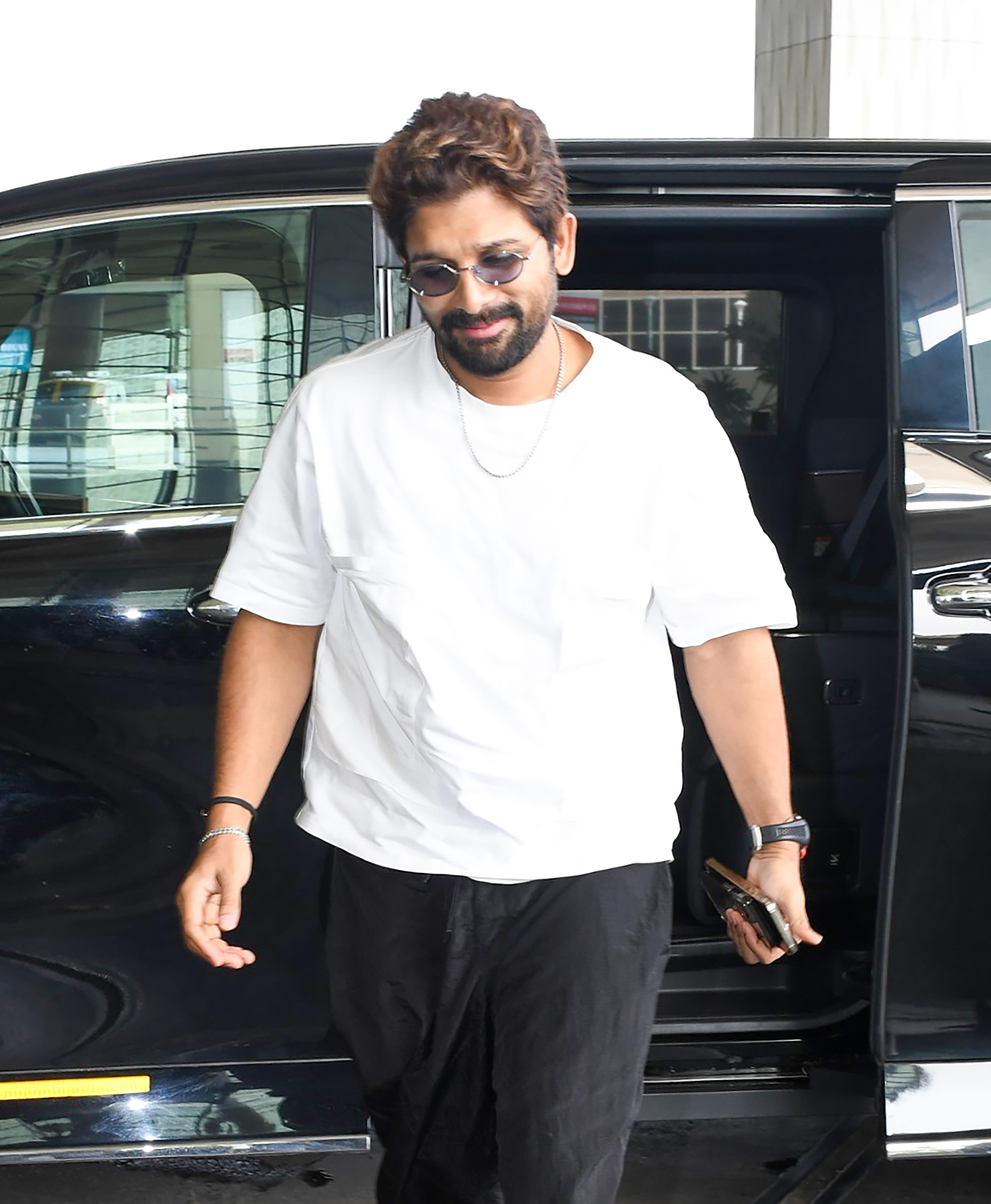 Mumbai: Allu Arjun Spotted At Airport