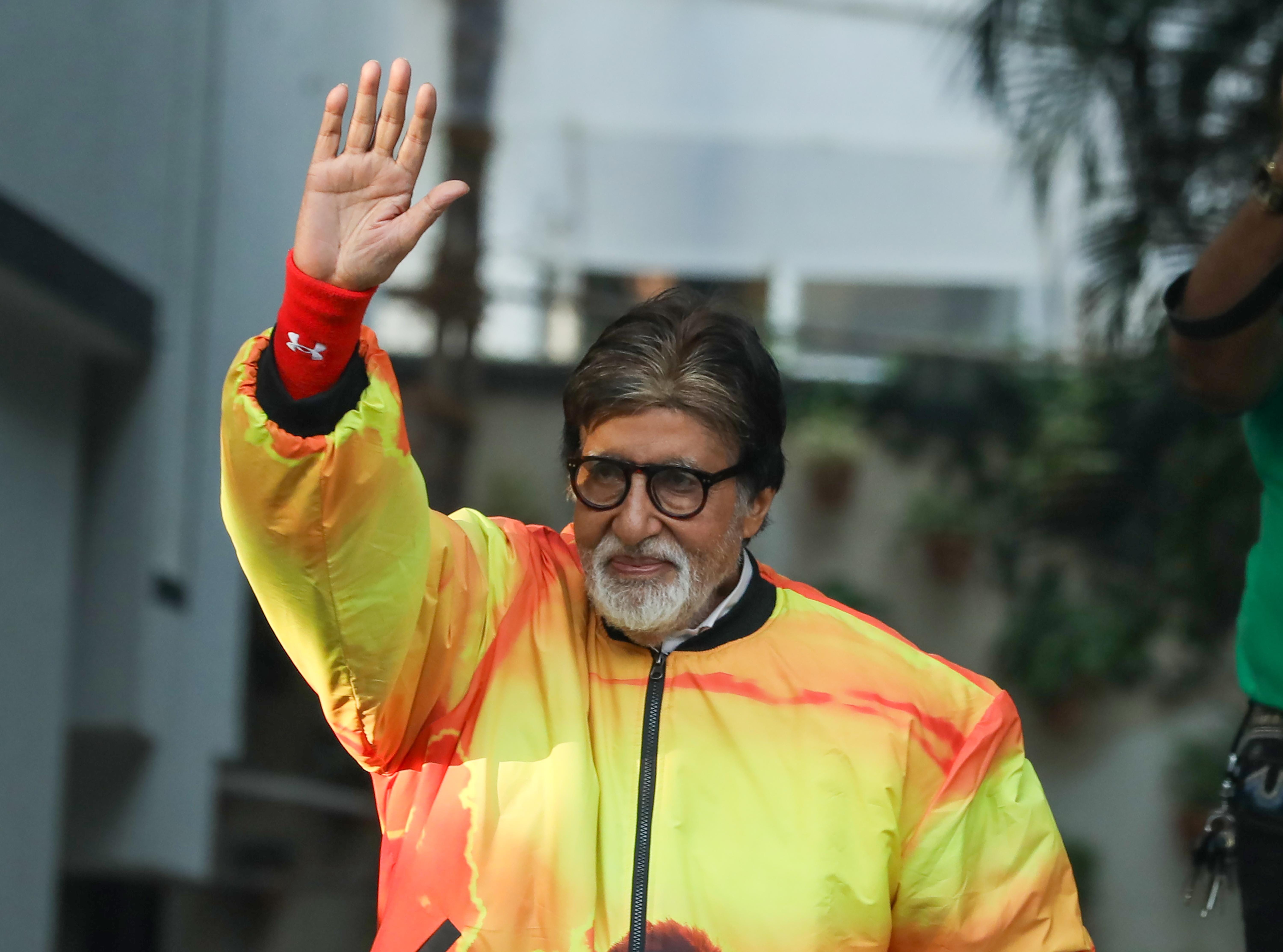 Mumbai: Amitabh Bachchan greets fans on 83rd birthday