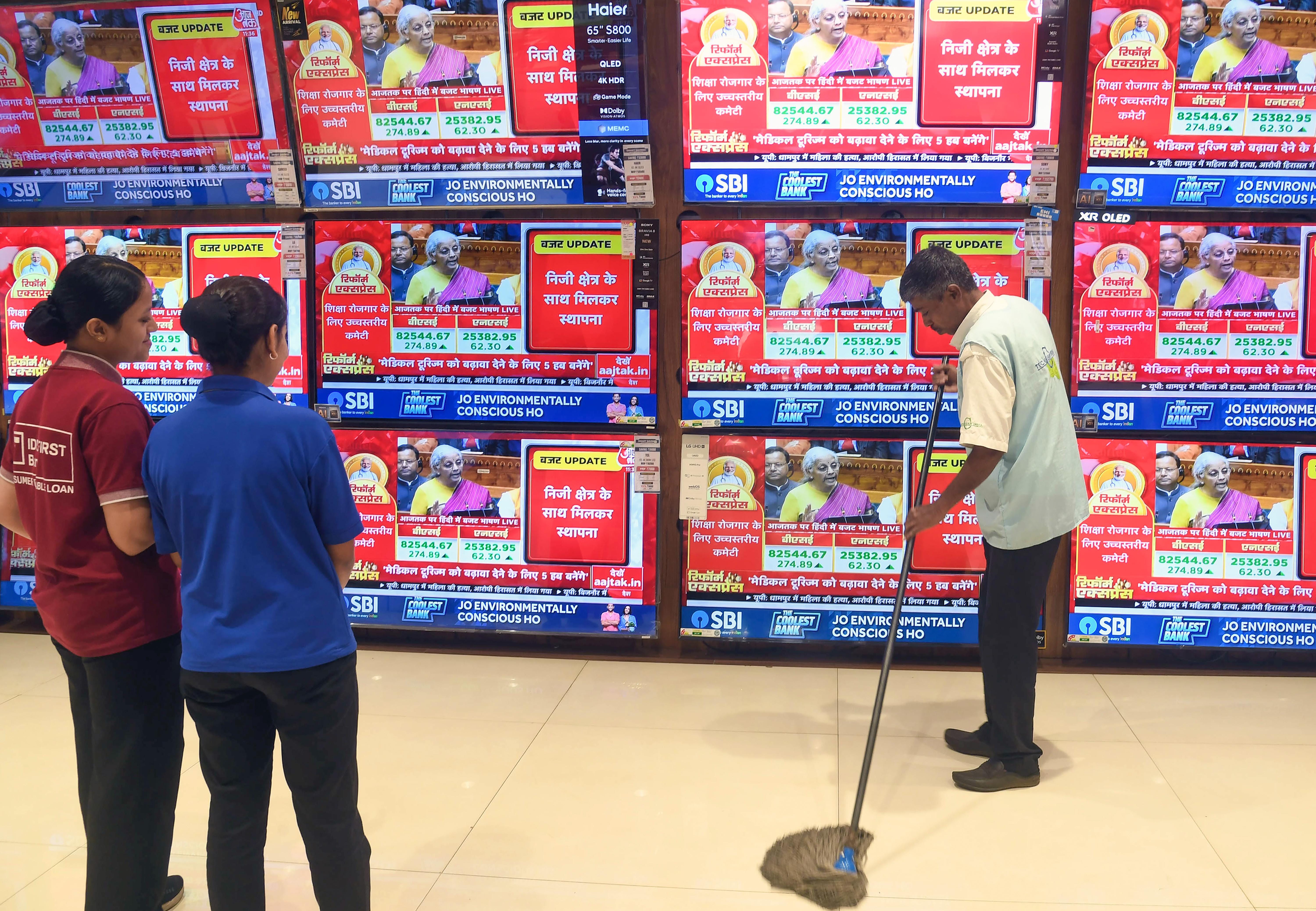 Mumbai: Union Budget Watched at Electronics Shop