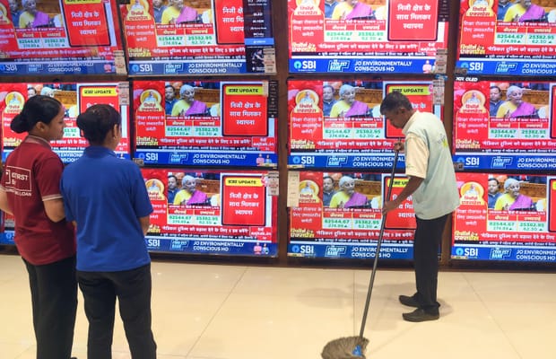 Mumbai: Union Budget Watched at Electronics Shop