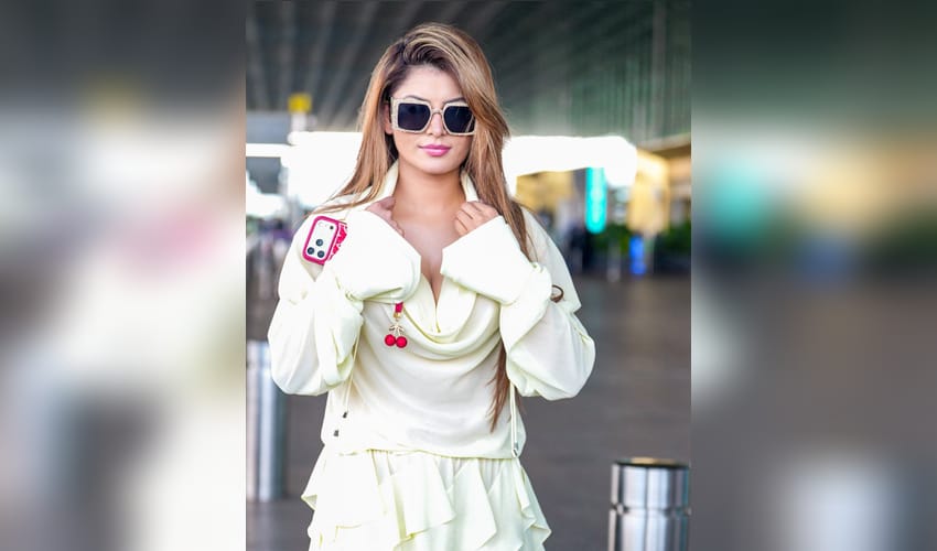Mumbai: Urvashi Rautela Spotted at Mumbai Airport
