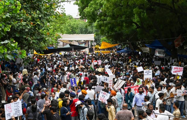 New Delhi: CJP supporters protest at Jantar Mantar