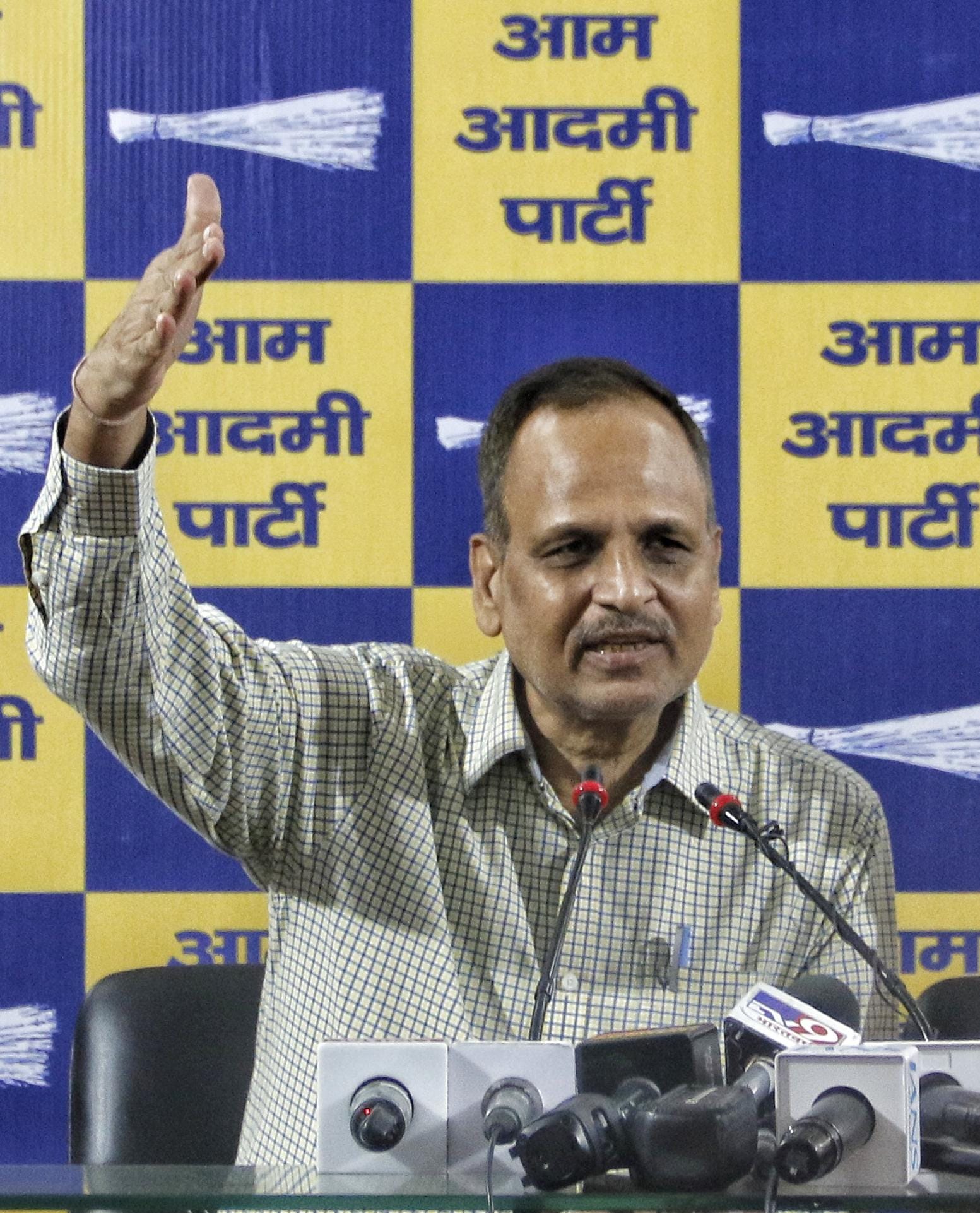 New Delhi: Delhi CM Atishi and former Delhi Minister Satyendar Jain address a press conference